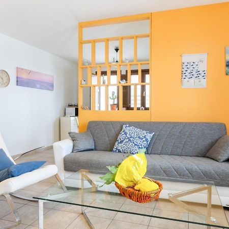 Lecce Colorful Flat With Terrace & Parking Apartment Bagian luar foto