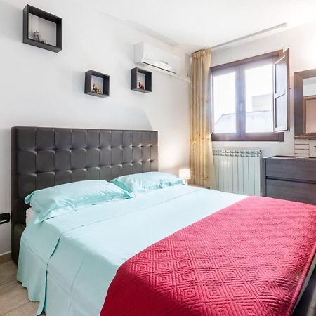 Lecce Colorful Flat With Terrace & Parking Apartment Bagian luar foto