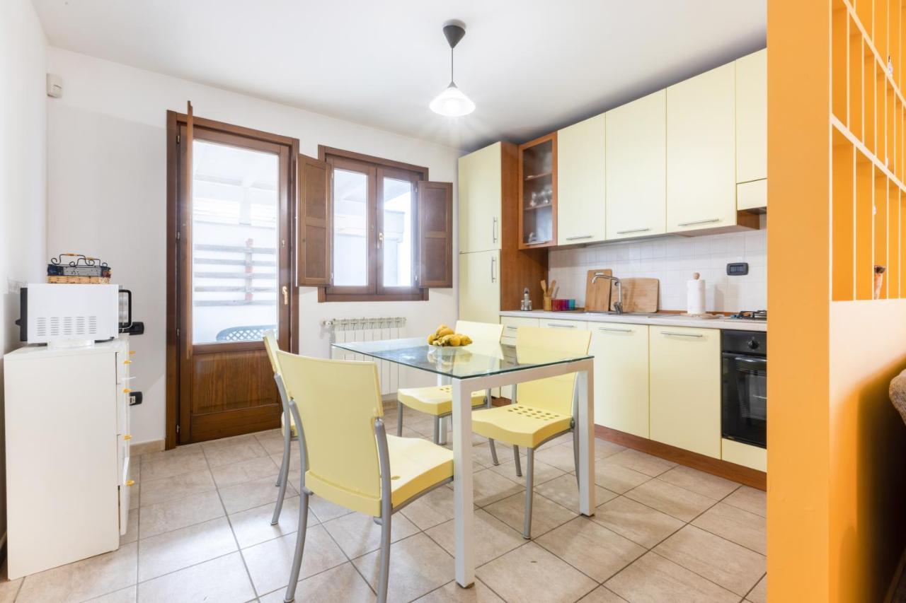 Lecce Colorful Flat With Terrace & Parking Apartment Bagian luar foto