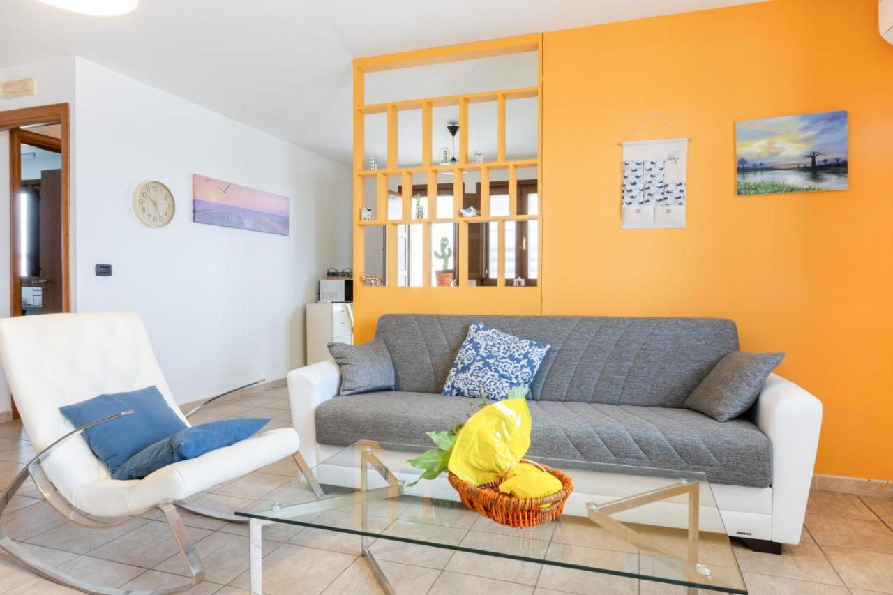 Lecce Colorful Flat With Terrace & Parking Apartment Bagian luar foto