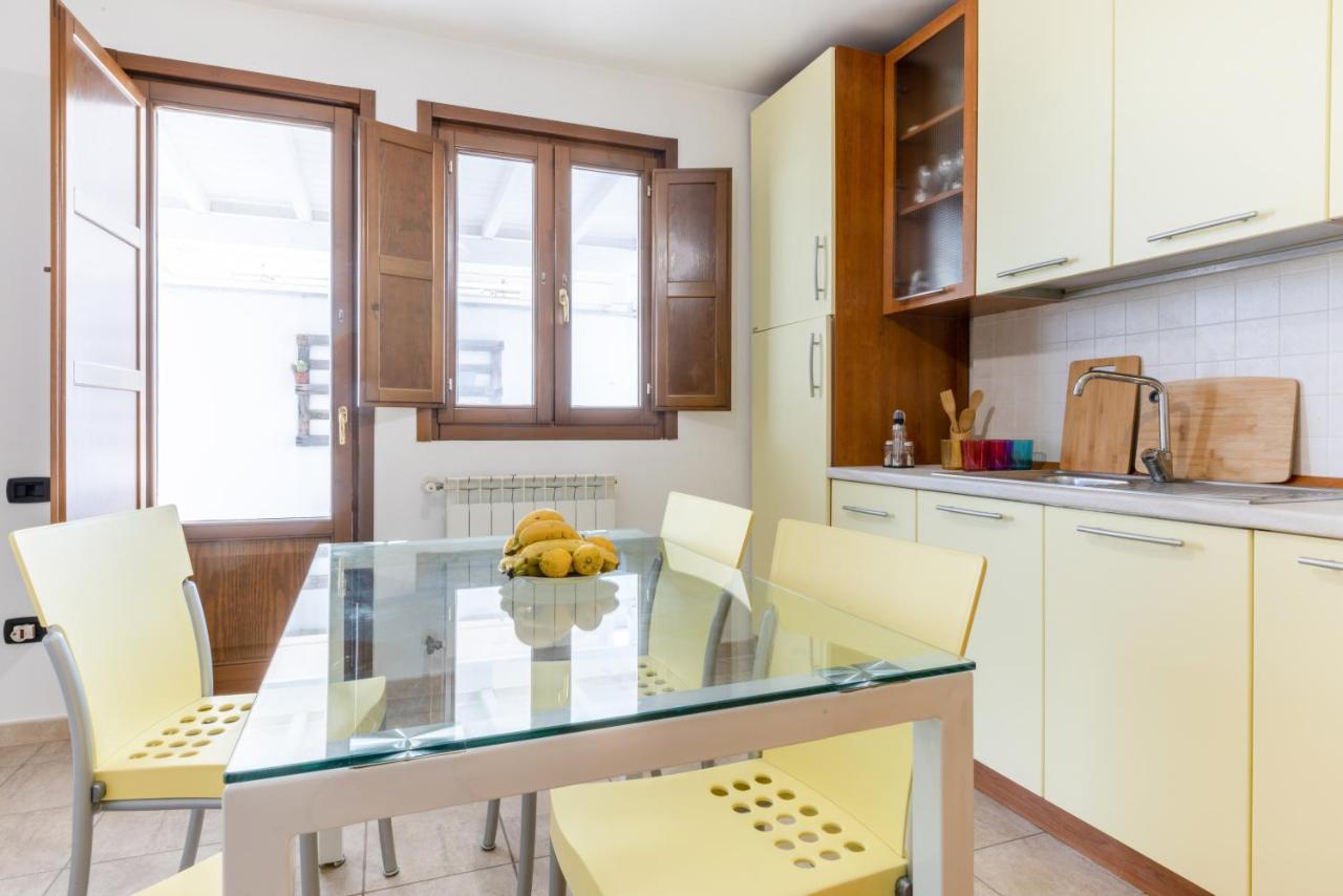 Lecce Colorful Flat With Terrace & Parking Apartment Bagian luar foto