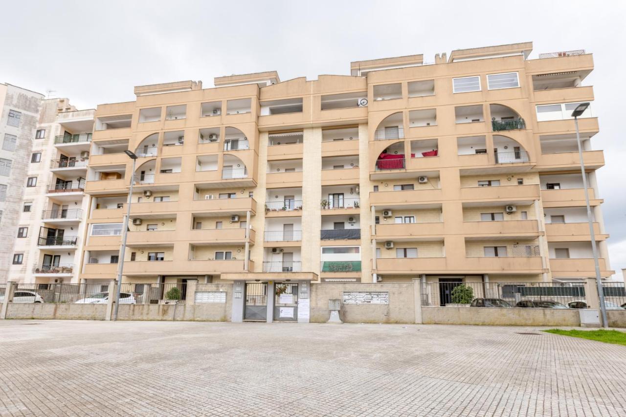 Lecce Colorful Flat With Terrace & Parking Apartment Bagian luar foto